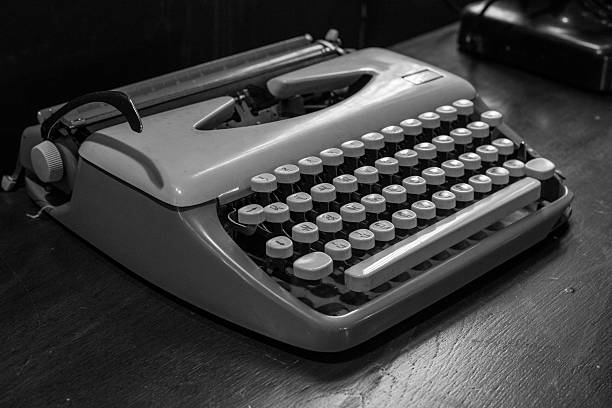 vieja máquina de escribir - typewriter retro revival old fashioned obsolete fotografías e imágenes de stock