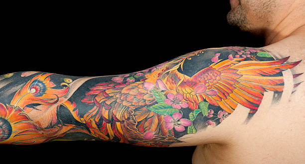 horitzontal bras faire tatouer - arm tattoo photos et images de collection