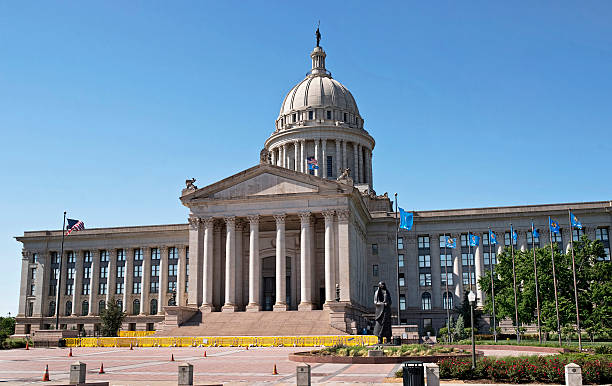 oklahoma state kapitał budynku. - flag of oklahoma zdjęcia i obrazy z banku zdjęć