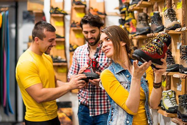 na loja de sapatos - shoe store sales clerk customer - fotografias e filmes do acervo