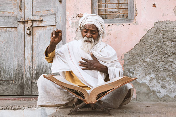 old indian sadhu lectura scriptures. - caste system fotografías e imágenes de stock