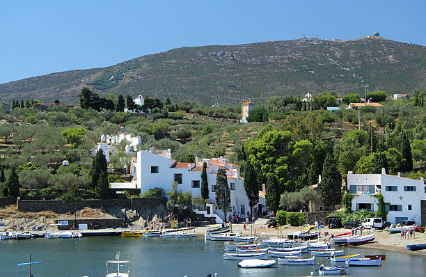 blick auf port lligat, cadaques, costa brava, girona - cadaques stock-fotos und bilder