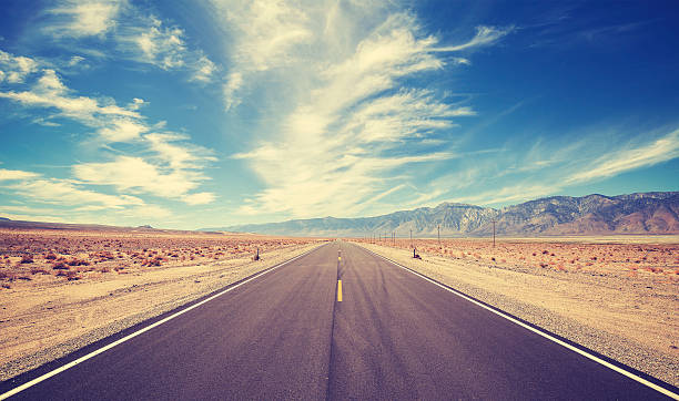 vintage-stil-land-highway in den usa, reise-konzept. - straßenverkehr fotos stock-fotos und bilder