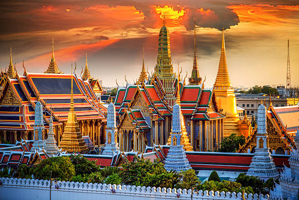 grand palais et temple wat phra kaew - bangkok photos et images de collection