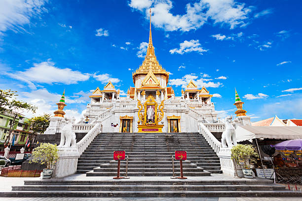 wat traimit-tempel, bangkok - golden temple stock-fotos und bilder