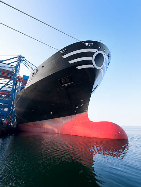 container ship laden in harbour, den sonnenaufgang - harbor editorial industrial ship container ship stock-fotos und bilder