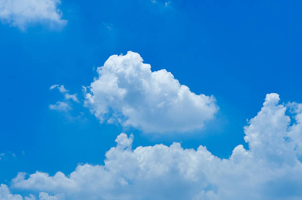 Nuvens e céu azul - foto de acervo