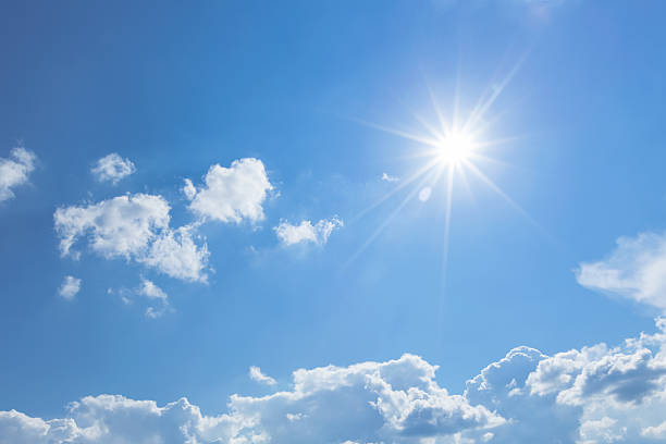 cielo azul con el sol - sunny fotografías e imágenes de stock