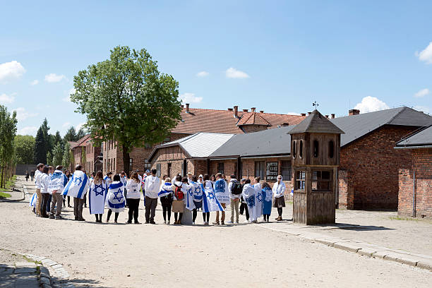 auschwitz-museum - israel judaism israeli flag flag stock-fotos und bilder