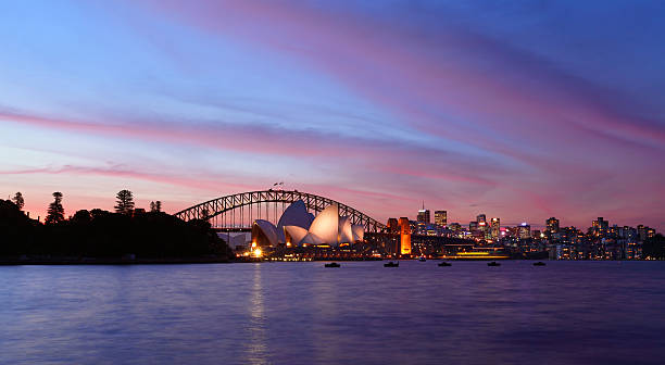 zachód słońca nad sydney i sydney opera house i harbour bridge - sydney australia sydney harbor bridge opera house sydney opera house zdjęcia i obrazy z banku zdjęć