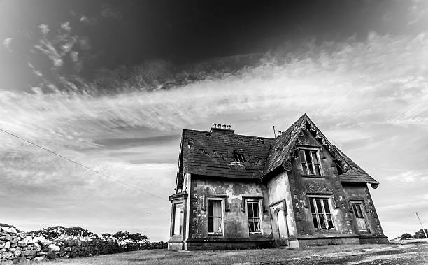 istock Deserted haunted house in Black & White 491706053