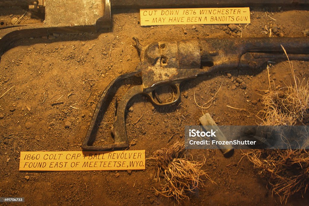 Old armas enterrados na terra - Foto de stock de Alistamento militar royalty-free