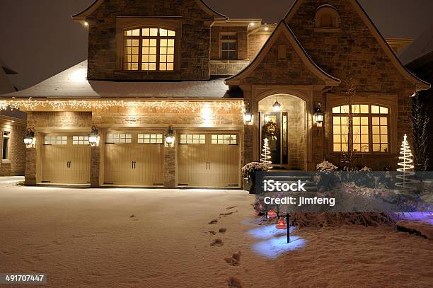 Hause An Weihnachten Stockfoto und mehr Bilder von Im Freien - Im Freien, Wohnhaus, Nacht