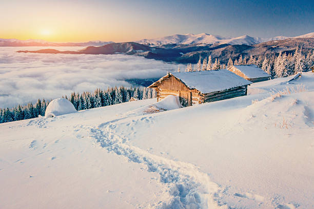 chalet in montagna al tramonto - hut winter snow mountain foto e immagini stock