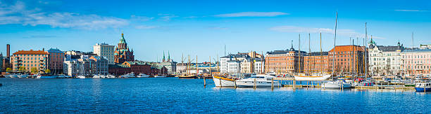 helsinki azul harbor frente al mar de la marina de yates catedral de uspenski panorama finlandia - catedral de uspenski helsinki fotografías e imágenes de stock