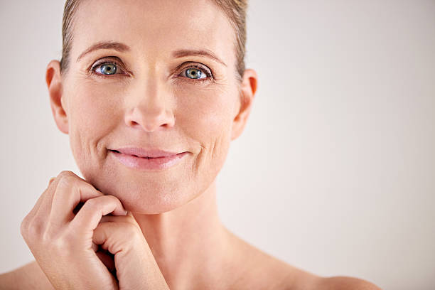 mantener su piel con una vista excelente de los hábitos de belleza - mujeres maduras fotografías e imágenes de stock