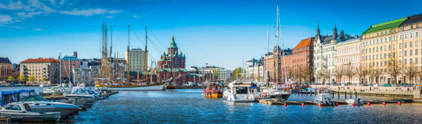 catedral de uspenski de helsinki, con vista al mar, villas de puerto finlandia la marina de yates - catedral de uspenski helsinki fotografías e imágenes de stock