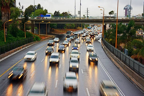 ayalon inverno traffico immagine mossa, israele - ayalon freeway foto e immagini stock