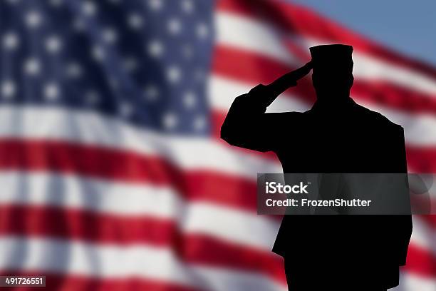 Soldado Saudando A Bandeira Do Eua Dia Do Memorial - Fotografias de stock e mais imagens de Dia dos Veteranos - Dia dos Veteranos, Exército Americano, Saudar