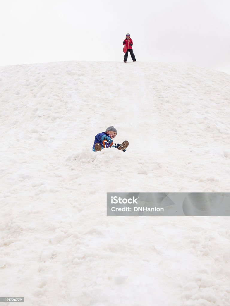 Niños pequeños sledging - Foto de stock de Aire libre libre de derechos