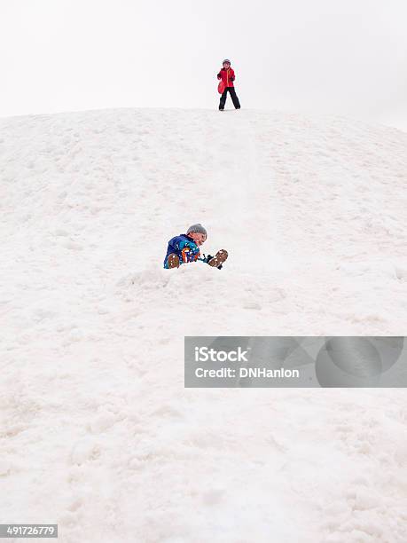 Niños Pequeños Sledging Foto de stock y más banco de imágenes de Aire libre - Aire libre, Alpes Europeos, Deporte de Invierno