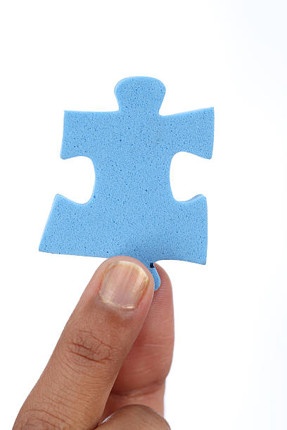 mãos com quebra-cabeça em branco, azul - portion blue jigsaw puzzle puzzle - fotografias e filmes do acervo