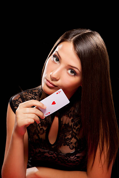 jovem mulher jogando em jogos de azar - smiling casino human hand beautiful imagens e fotografias de stock