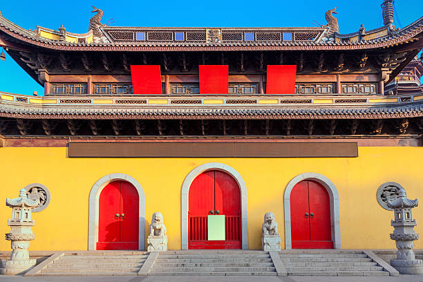 chinesische buddhistischen tempel nanzenji-wuxi - shanghai temple door china stock-fotos und bilder