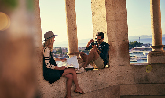 Shot of a couple looking at a map while touring a foreign cityhttp://195.154.178.81/DATA/i_collage/pu/shoots/805704.jpg