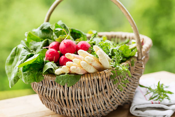 vegan primavera cesto di verdure con spinache di ravanelli asparagi e cerfoglio - green food chervil herb foto e immagini stock