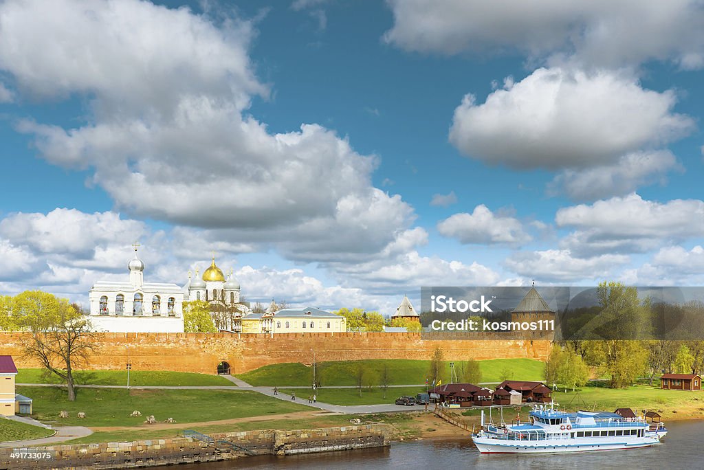 Vista del Novgorod Cremlino su un soleggiato pomeriggio - Foto stock royalty-free di Ambientazione esterna