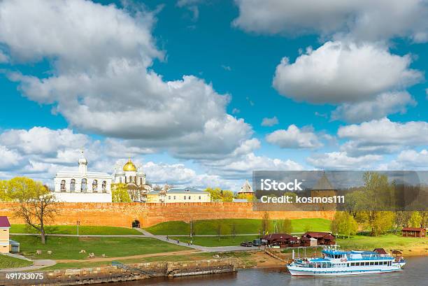 Vista Del Novgorod Cremlino Su Un Soleggiato Pomeriggio - Fotografie stock e altre immagini di Ambientazione esterna