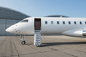business-jet-flugzeug-auf-dem-boden.jpg?b=1&s=170x170&k=20&c=nBCra7gO5JF4p2iwlCd0xoQKEG4-HloGRp44KAo6OTc=