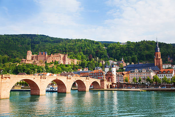 hermosa vista del puente viejo puente y castillo - múnich fotografías e imágenes de stock