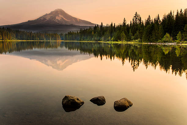 озеро триллиум sunrise - hood стоковые фото и изображения