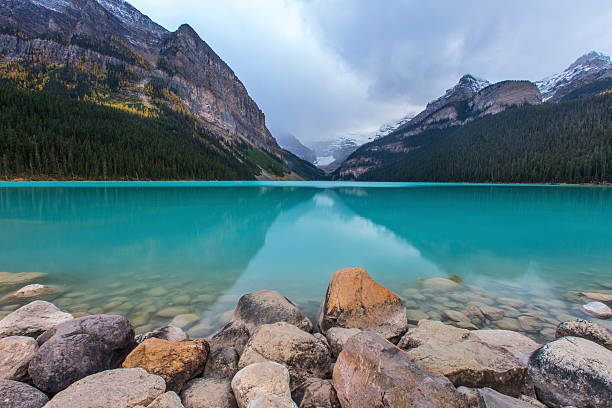 lake louis'em banff national park - lake louise national park landscape forest - fotografias e filmes do acervo