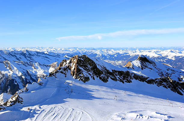 «glacier – свободы на высоте 3000 метров, лыжный курорт. - ski lift overhead cable car gondola mountain стоковые фото и изображения