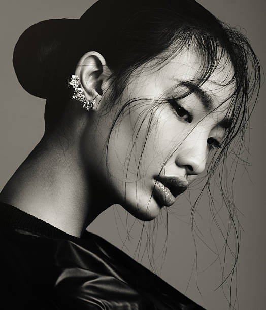 bellezza asiatica - hair bun asian ethnicity profile women foto e immagini stock