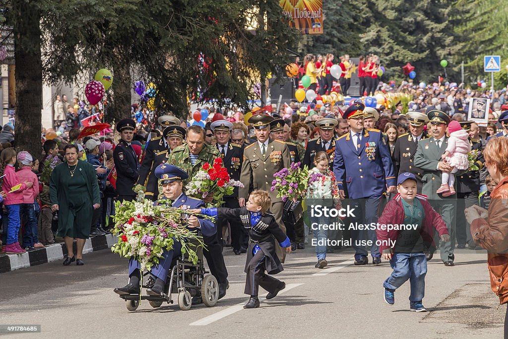 Procissão solene de participantes de operações no Desfile na hon - Royalty-free Aniversário especial Foto de stock