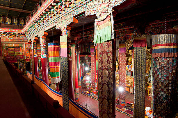 bouddhisme tibétain temple à l'intérieur - tibetan buddhism photos et images de collection