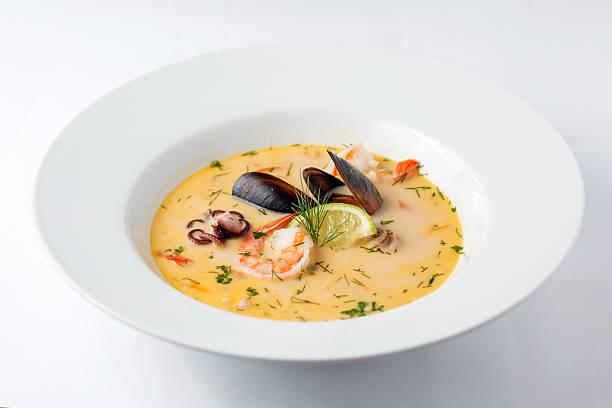 sopa de pescados y mariscos - cooked soup food bowl fotografías e imágenes de stock