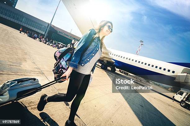 Junge Frau Die Für Urlaub Stockfoto und mehr Bilder von Flugzeug - Flugzeug, Erschwinglich, Passagierflugzeug