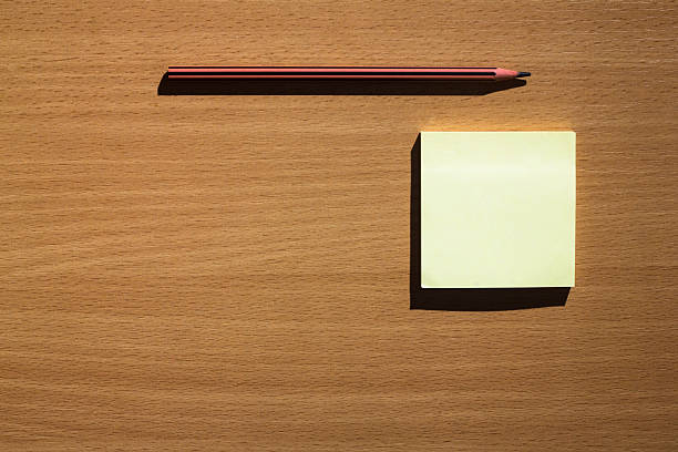 ブランクスティッキーノートと鉛筆に木製のテーブル - pencil yellow single object office ストックフォトと画像