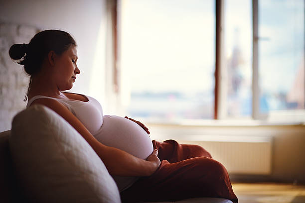 jeune femme enceinte - mother family vertical flower photos et images de collection