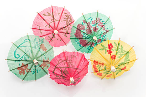 papier parasole do deserów - drink umbrella umbrella pink paper zdjęcia i obrazy z banku zdjęć
