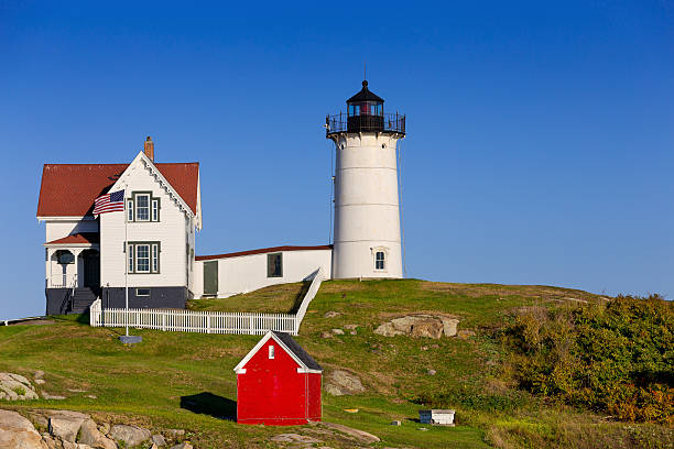 cape neddick (leuchtturm nubble lighthouse york), maine, usa. - maine flag nubble lighthouse new england stock-fotos und bilder