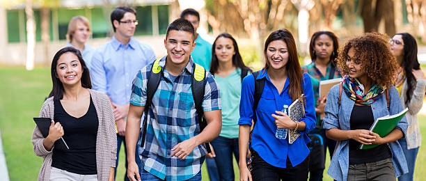 diverses l'école ou université étudiants marchant sur le campus - secondary school building photos et images de collection