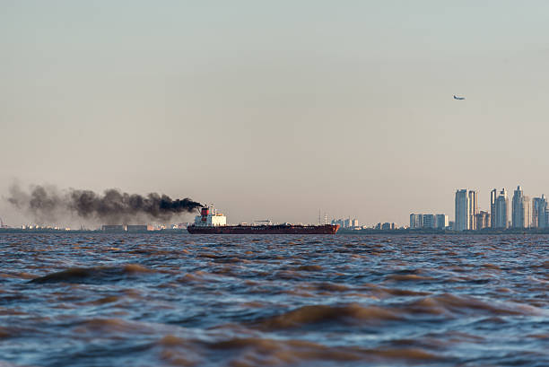 international cargo barca inquinamento. buenos aires. - rio de la plata foto e immagini stock