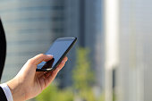 business-frau-hand-er-sms-auf-smart-phone.jpg?b=1&s=170x170&k=20&c=XMUSmjXLcQb31RAyvIIMBagF7rbAYm7rR-Q-NwgO_HY=
