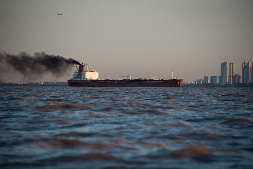 Barco de carga Internacional de la contaminación. Buenos Aires. photo